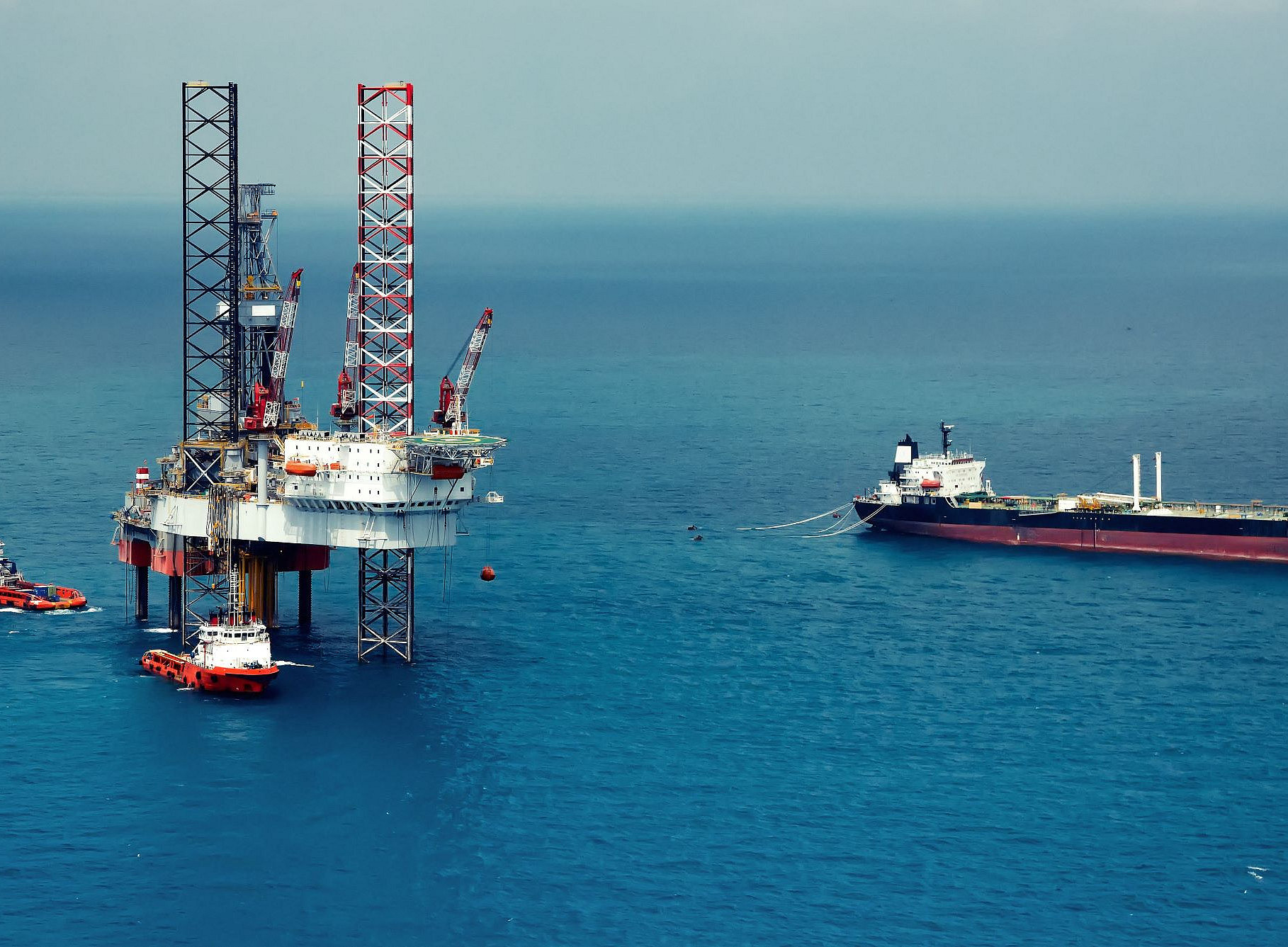 Offshore oil rig drilling platform in the gulf of Thailand ©namning by Adobe Stock