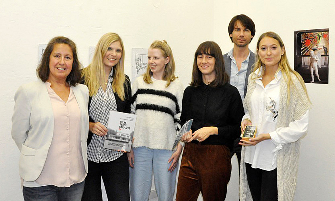 Das Ausstellungsteam Margit Stadlober, Eva Klein, die Künstlerinnen Angela Wiedermann und Sarah Bildstein, Andreas Schnitzler vom Museum Joanneum und Valerie Soran. Fotos: Eva Klein.