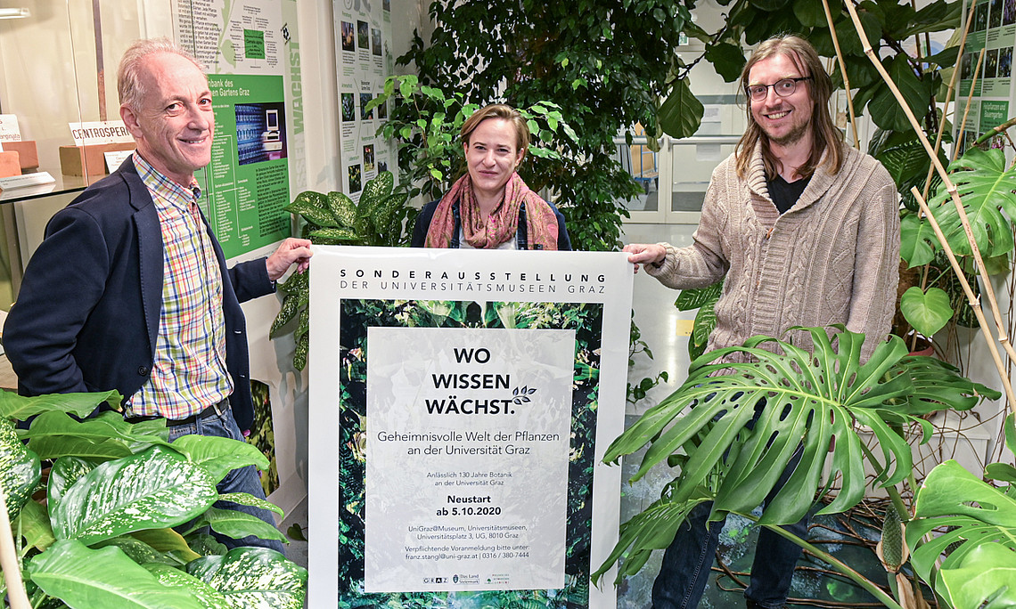 Das UniGraz@Museum öffnet ab 3. Oktober 2020 zur Langen Woche der Museen. Kustos Franz Stangl (links) freut sich auf die Wiedereröffnung nach dem coronabedingten Lockdown. Foto: Uni Graz/Tzivanopoulos