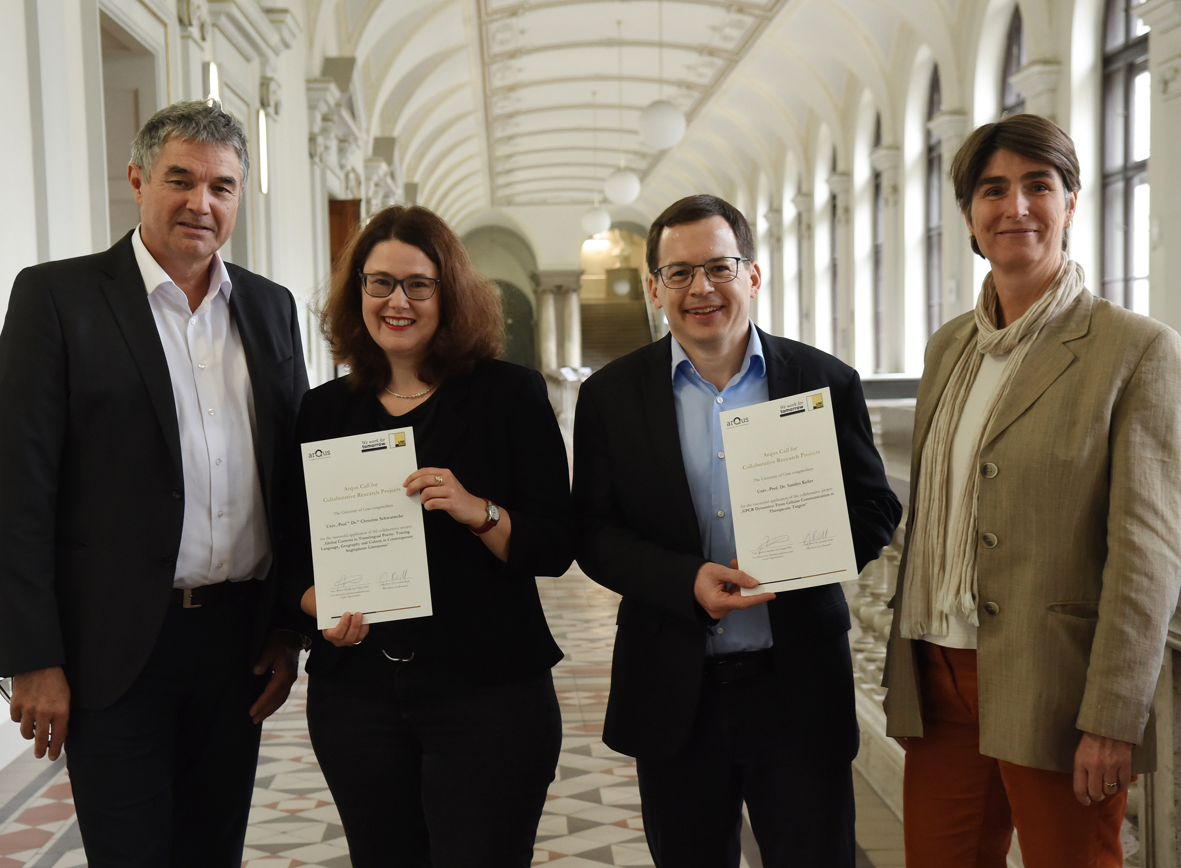 Vizerektor Joachim Reidl, Christine Schwanecke und Sandro Keller (Gewinner:innen), Vizerektorin Mireille Van Poppel ©Uni Graz / Pichler