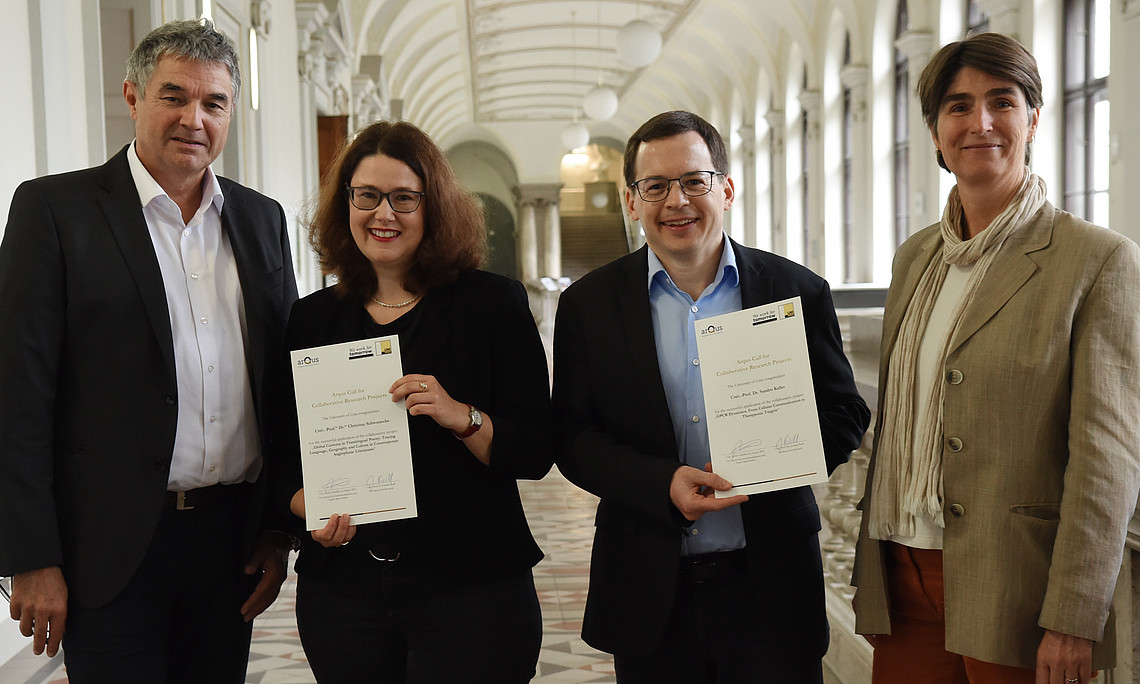 Vizerektor Joachim Reidl, Christine Schwanecke und Sandro Keller (Gewinner:innen), Vizerektorin Mireille Van Poppel