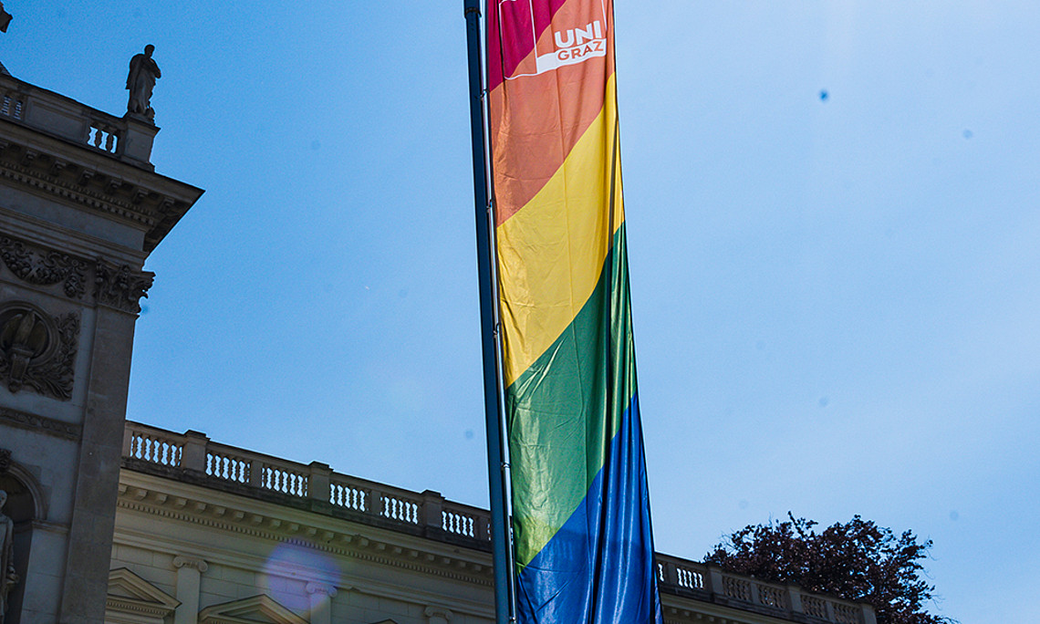 Regenboggenflagge vor dem Hauptgebäude der Uni Graz.