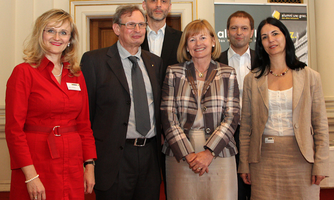 Fakultät im Mittelpunkt: Beatrice Weinelt (alumni UNI graz), NAWI-Studiendekan Helmut Guttenberger, Univ.-Prof. Dr. Joachim Krenn (Institutsleiter Physik), Rektorin Christa Neuper, Vizedekan der NAWI Christoph Gattringer und Vizestudiendekanin Ao. Univ.-