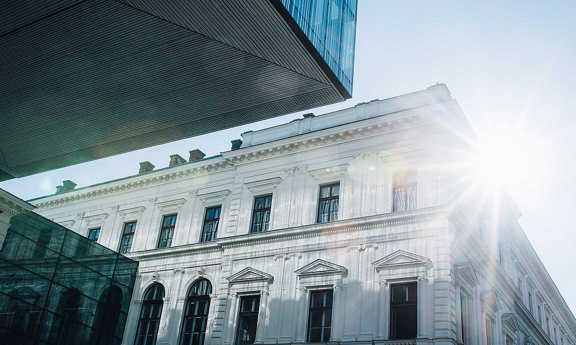 Fassade eines Gebäudes mit strahlender Sonne