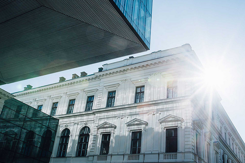 Fassade eines Gebäudes mit strahlender Sonne