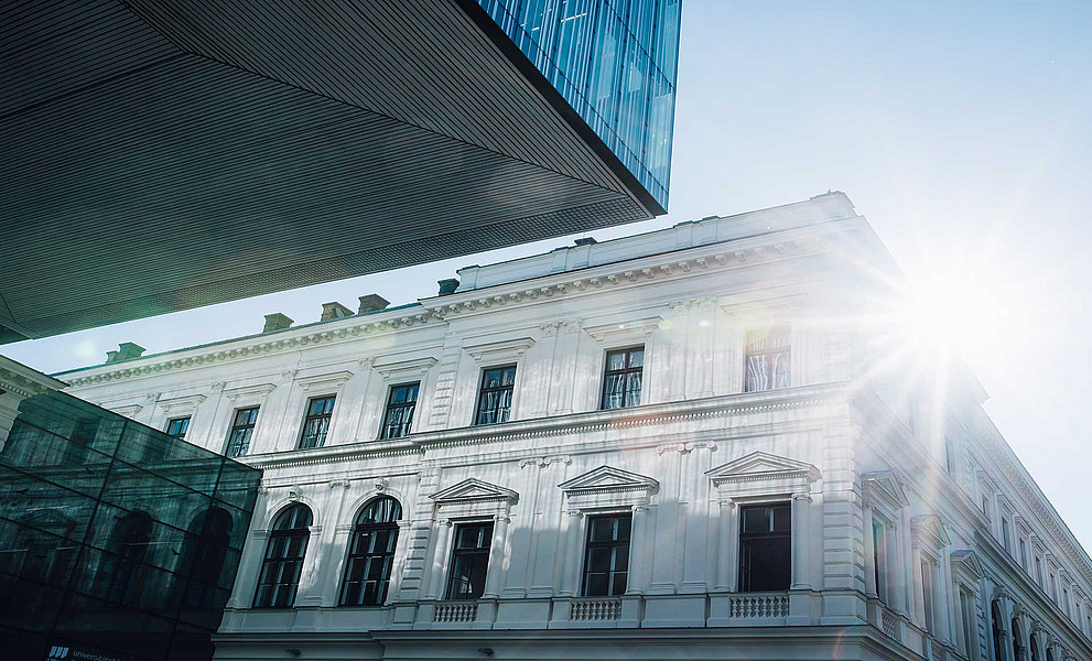 Fassade eines Gebäudes mit strahlender Sonne