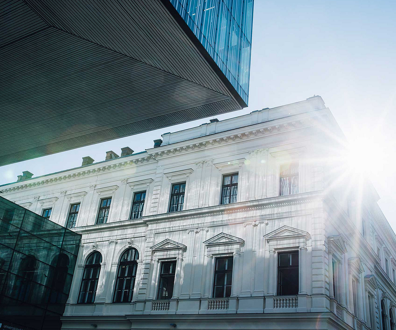 Fassade eines Gebäudes mit strahlender Sonne