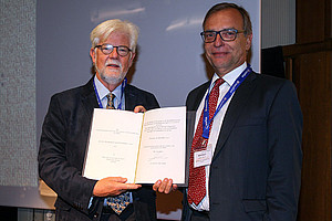 Uni-Graz-Chemiker Martin Mittelbach (r.) erhielt den European Lipid Technology Award, überreicht von Gerrit van Duijn, dem Präsidenten der European Federation for the Science and Technology of Lipids. Foto: KK