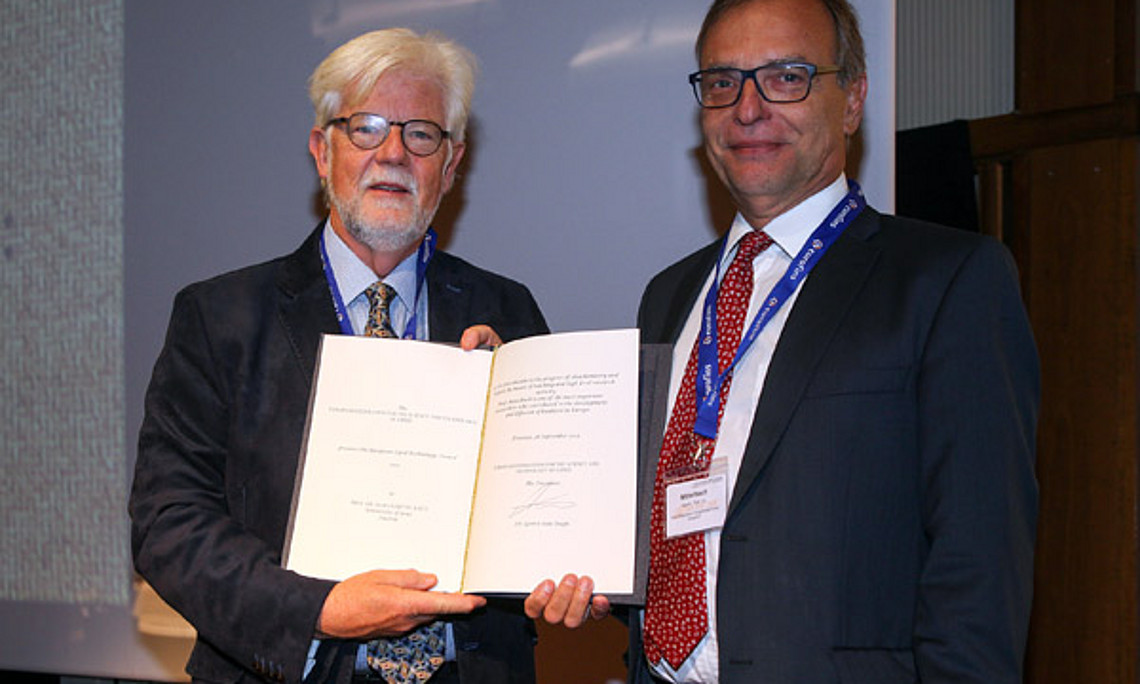 Uni-Graz-Chemiker Martin Mittelbach (r.) erhielt den European Lipid Technology Award, überreicht von Gerrit van Duijn, dem Präsidenten der European Federation for the Science and Technology of Lipids. Foto: KK