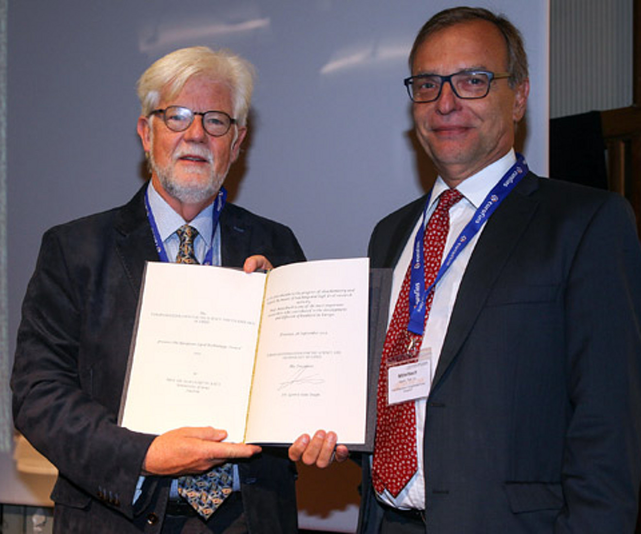 Uni-Graz-Chemiker Martin Mittelbach (r.) erhielt den European Lipid Technology Award, überreicht von Gerrit van Duijn, dem Präsidenten der European Federation for the Science and Technology of Lipids. Foto: KK