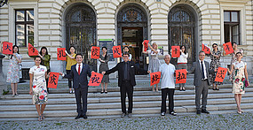 Den 10. Geburtstag des Konfuzius-Instituts feierten Direktor Wan Jie Chen, Rektor Martin Polaschek und Vizerektor Peter Riedler gemeinsam mit den MitarbeiterInnen des Instituts schon im Sommer 2020 vor. Foto: Uni Graz/Leljak. 