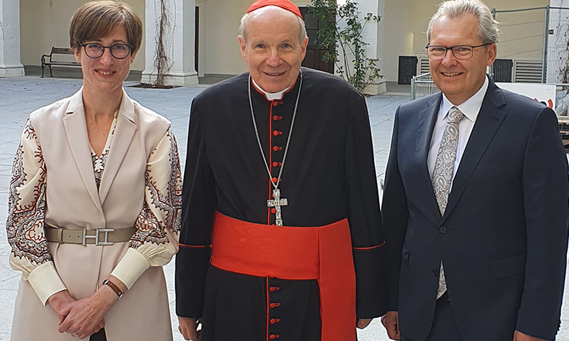 Barbara Steininger und Klaus Poier mit Kardinal Christoph Schönborn. Foto: KK
