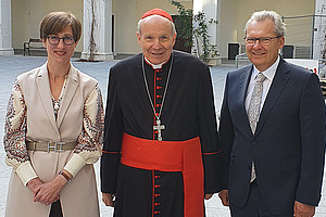 Barbara Steininger und Klaus Poier mit Kardinal Christoph Schönborn. Foto: KK