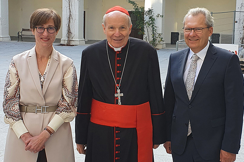 Barbara Steininger und Klaus Poier mit Kardinal Christoph Schönborn. Foto: KK