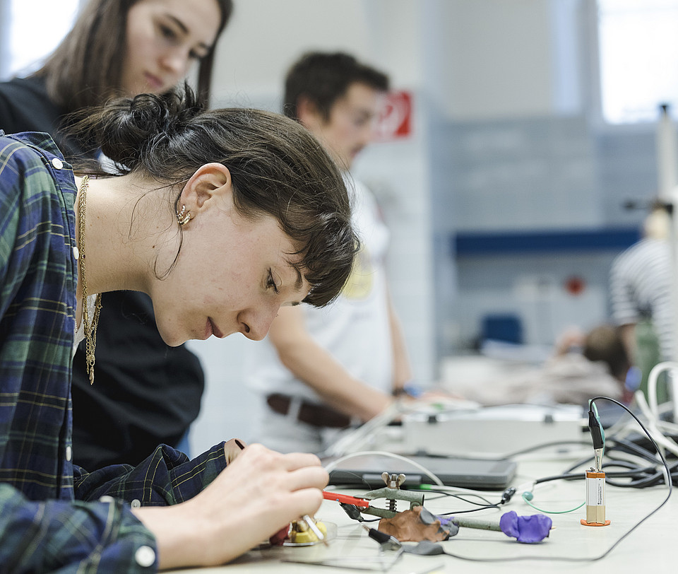 Studierende arbeitet im biologischen Labor