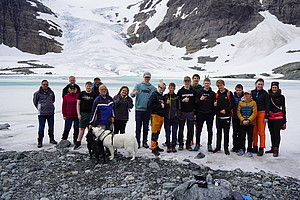 Schüler:innengruppe am Gletscher