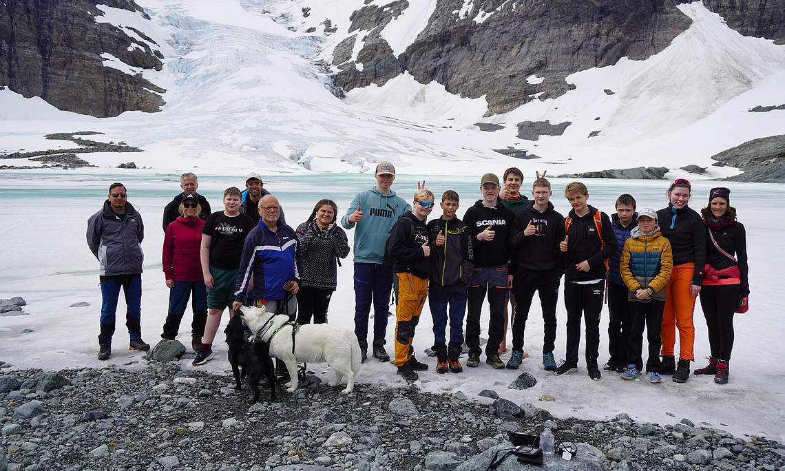 Schüler:innengruppe am Gletscher