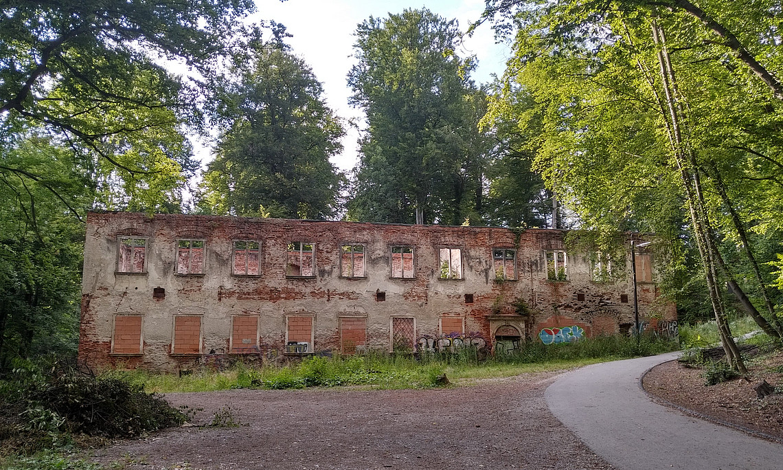 Spaziergänger am Rosenhain kennen die Ruine. Nun wird das denkmalgeschützte Gebäude revitalisiert: Die Universität Graz baut auf dem Grundstück einen Gebäudekomplex für die Sport- und Bewegungswissenschaften. Foto: Flexman/CC BY-SA 4.0 https://creativecommons.org/licenses/by-sa/4.0/deed.de