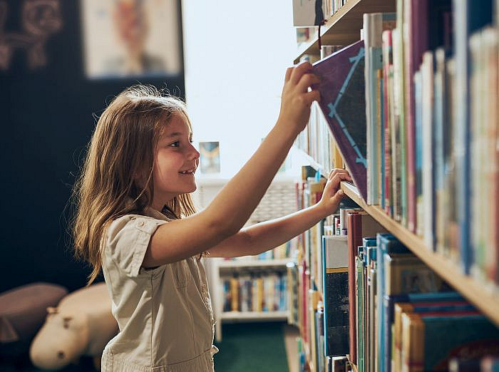 Child in school library ©Przemek Klos