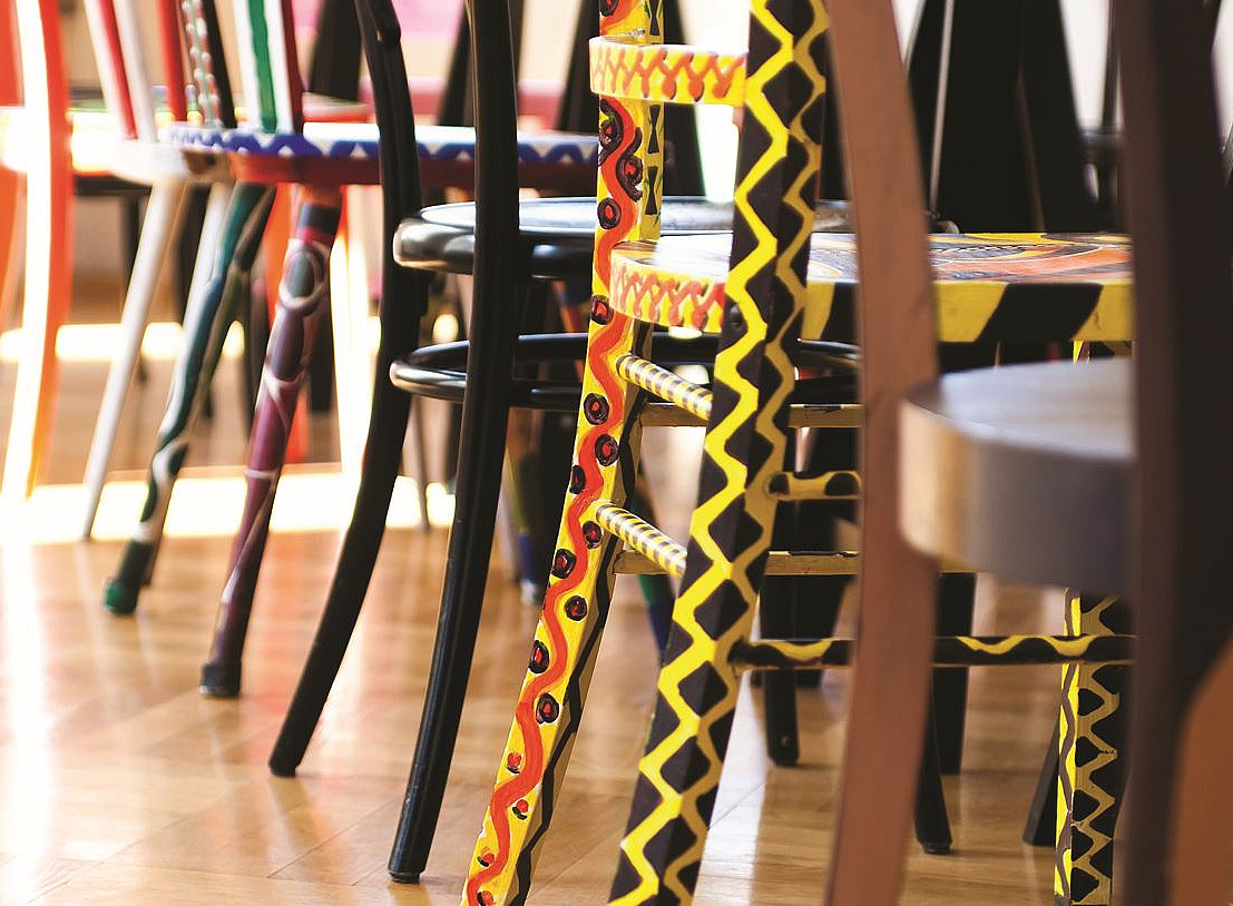 Bild mit bunten Stühlen ©Installation des Kunstverein Baodo in der Ausstellung "Schauplatz Annenviertel!" , < rotor > im Graz Museum, 2021. Foto: Thomas 