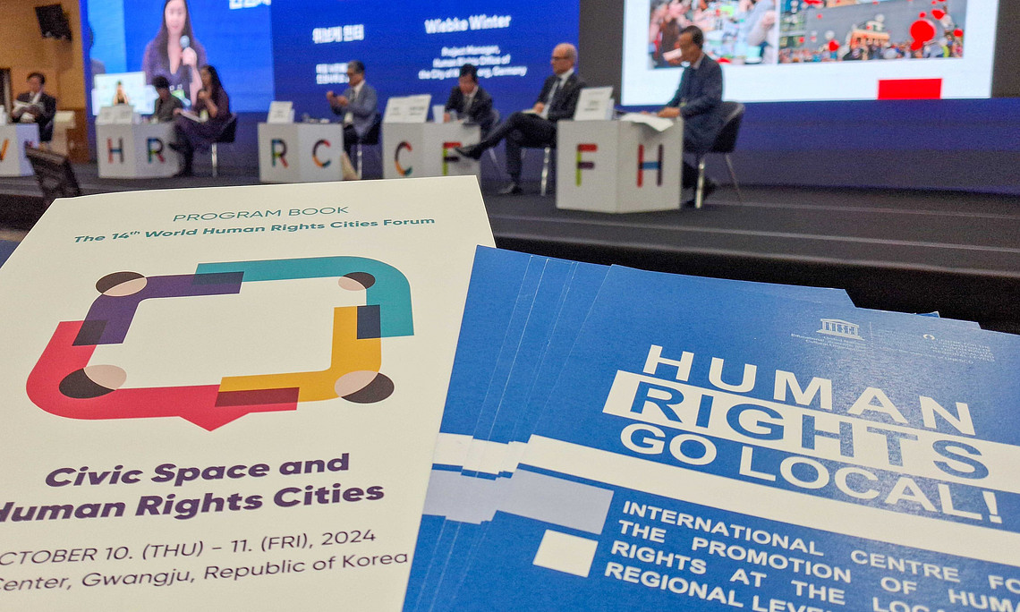 Dokumente des 14th World Human Rights Cities Forum vor der Bühne