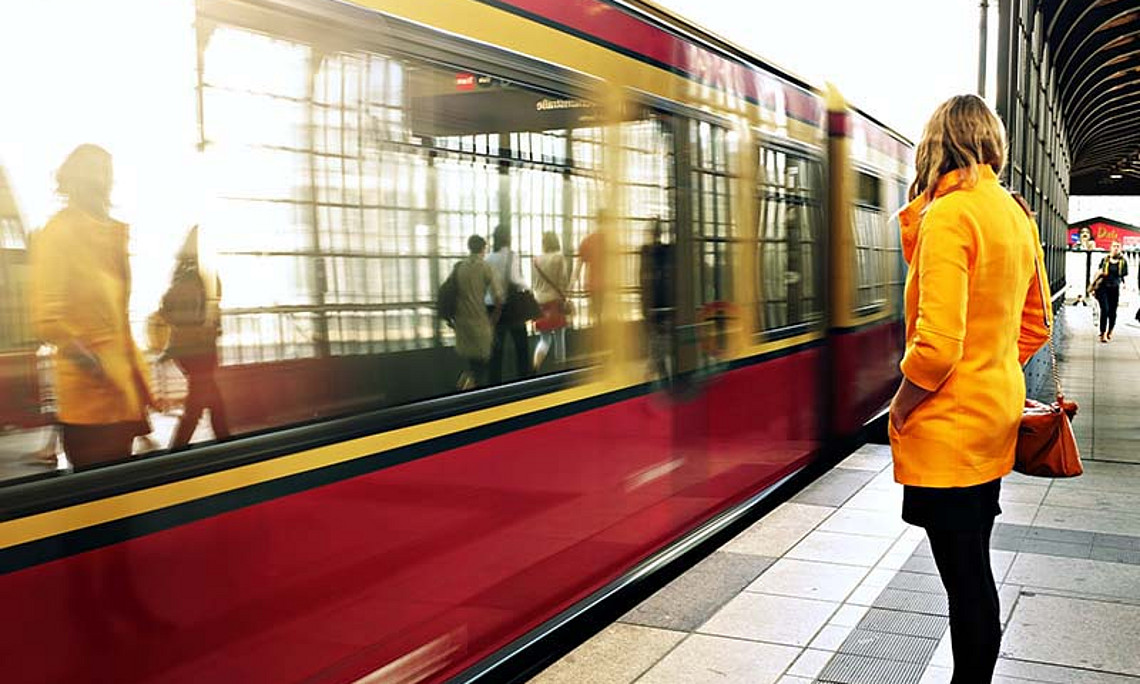 "Bitte alle einsteigen!" heißt es derzeit wieder an den Adventsamstagen, an denen in Graz die Öffis kostenfrei sind. Wie man das ganze Jahr über mehr Menschen zum Umstieg auf Bus und Bim bringt, erklärt der Nachhaltigkeitsforscher Thomas Brudermann diese Woche im AirCampus. Foto: pexels.com
