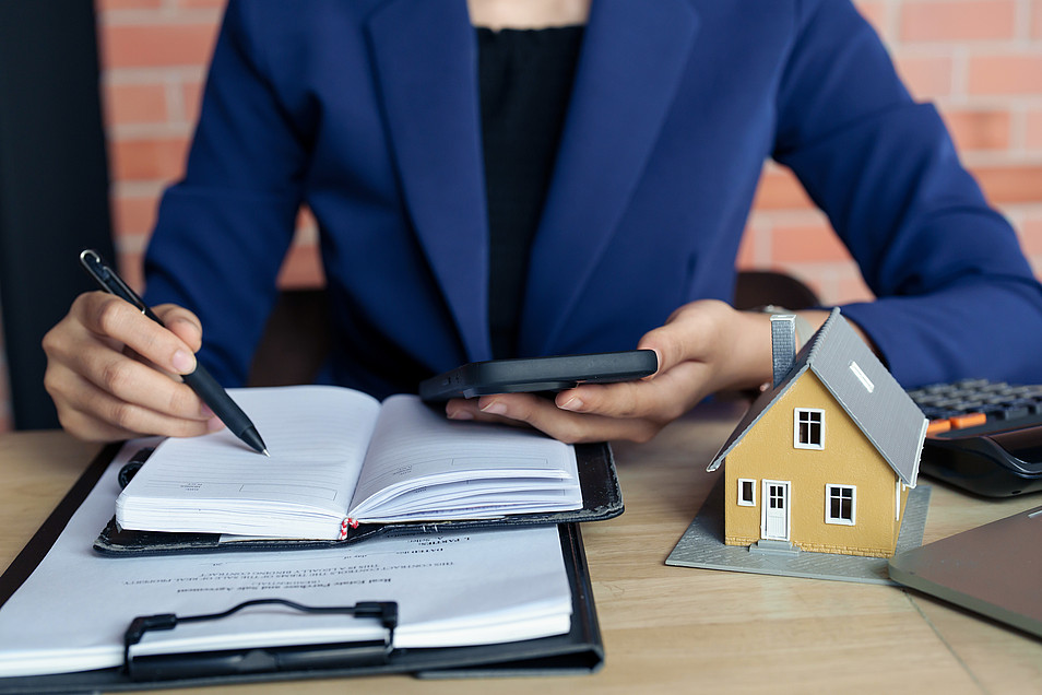 Property investment concept, Real estate broker with home insurance policy about house contract Immobilienbewertung