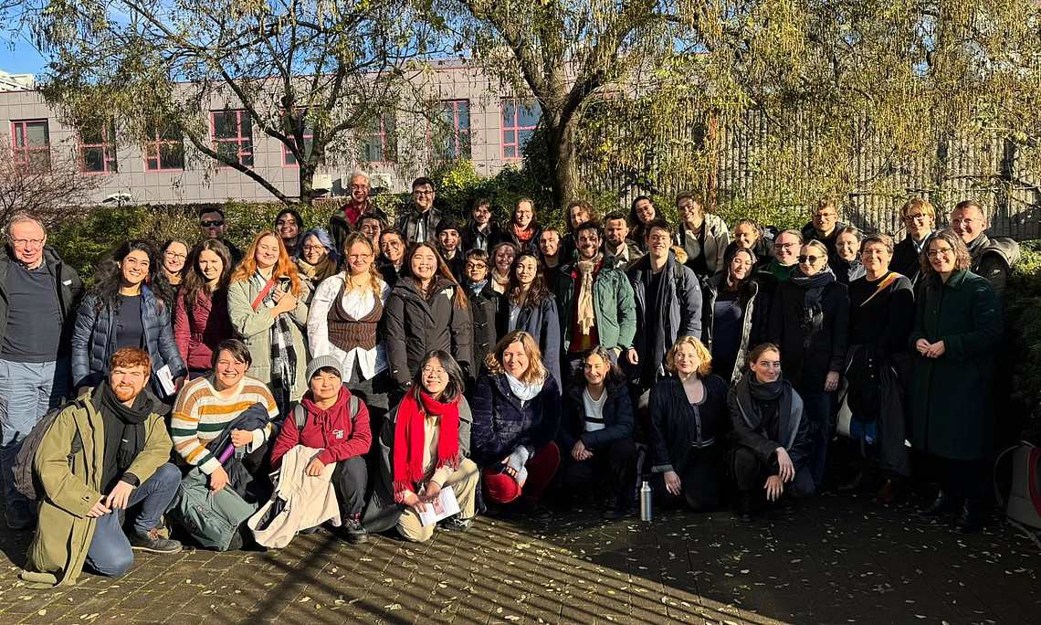 Studierendengruppe vor der Universität Mailand