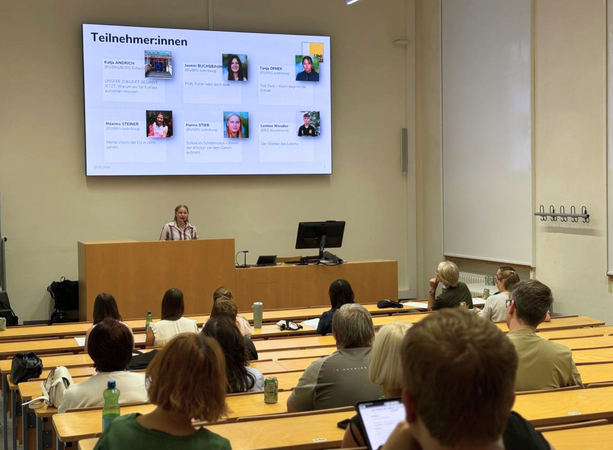 Mit „Schule im Schlafmodus – wenn der Wecker vor dem Gehirn aufsteht“ beleuchtete Hanna Stier das Spannungsfeld zwischen Schlafrhythmus und frühem Unterrichtsbeginn. ©Uni Graz/Plattner