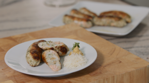 Das Gericht Fischwurst auf einem weißen Teller angerichtet ©CC-BY