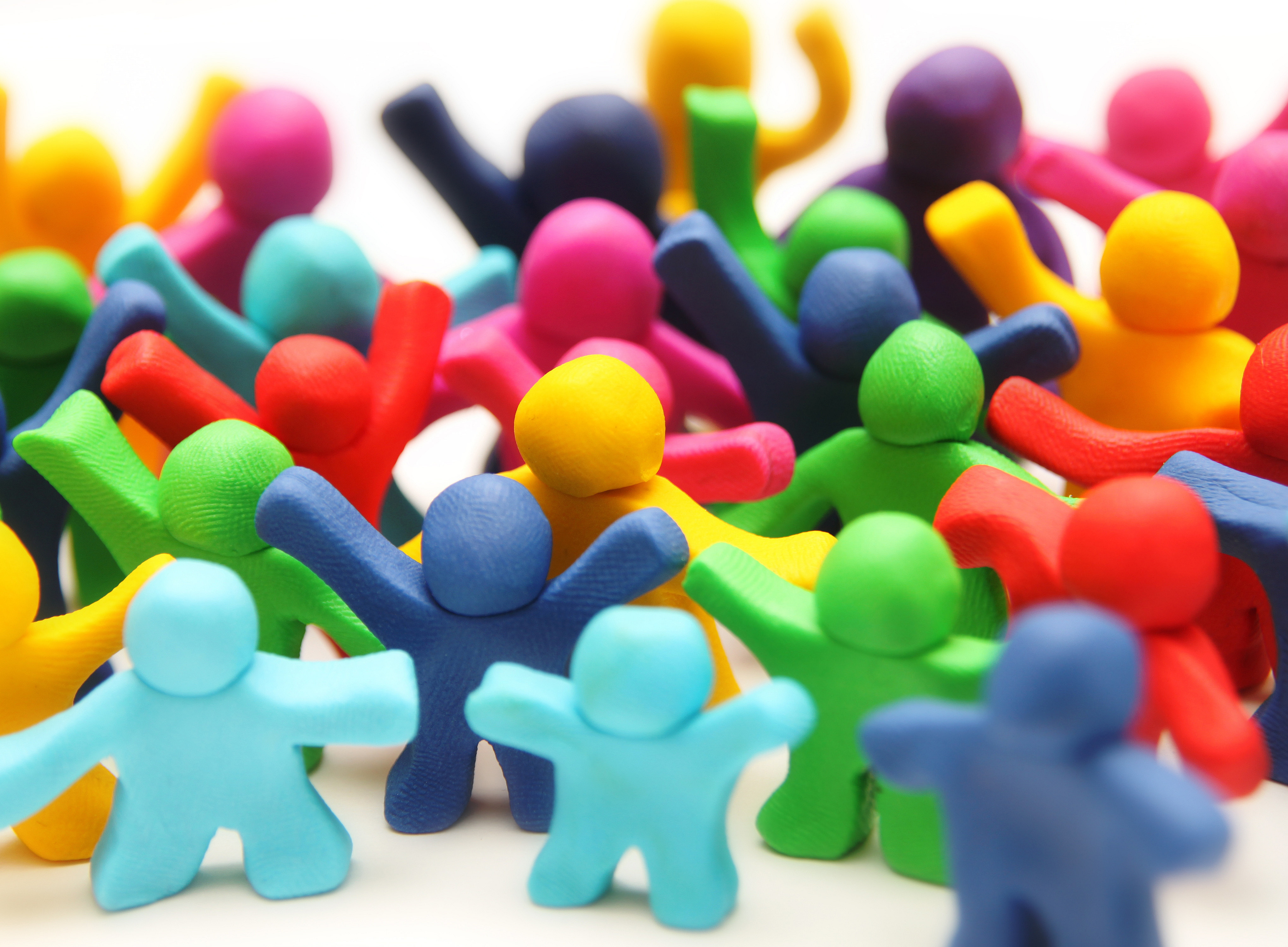 Menschliche Figuren aus verschiedenfarbiger Knetmasse ©Mirko Raatz - stockadobe.com