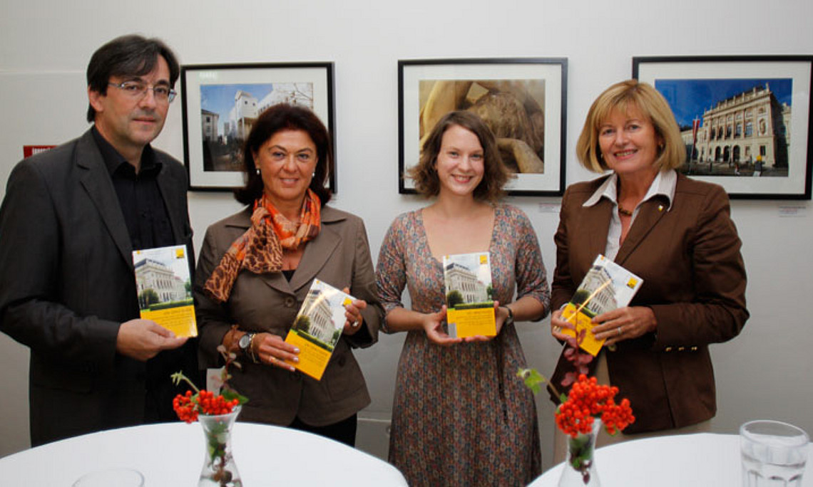 Leykam-Geschäftsführer Wolfgang Hölzl, Astrid M. Wentner, Stadtbaudirektion, Gerhild Kastrun, Presse+Kommunikation, und Rektorin Christa Neuper (v.l.) präsentierten den neuen "Uni Graz-Guide".