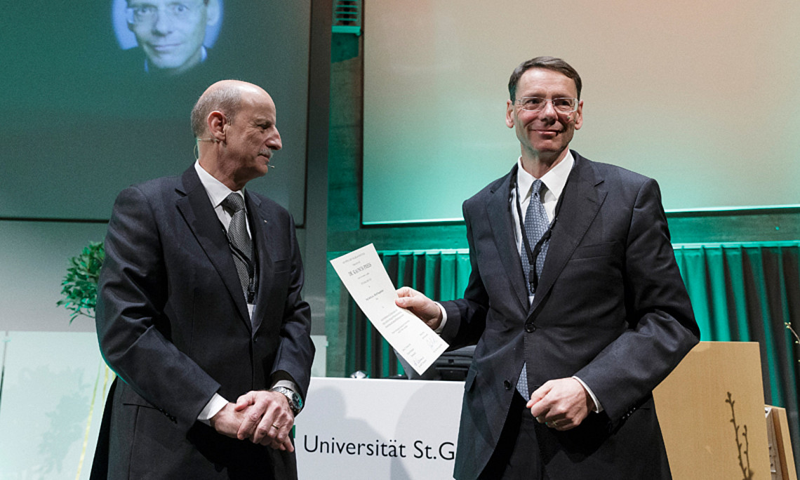 Alfred Wagenhofer (r.) erhielt den Dr.-Kausch-Preis 2013 der Universität St. Gallen.
