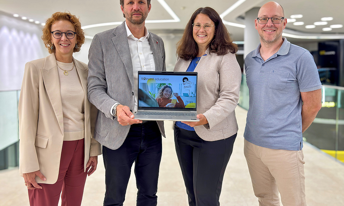 Vier Personen präsentieren eine Software