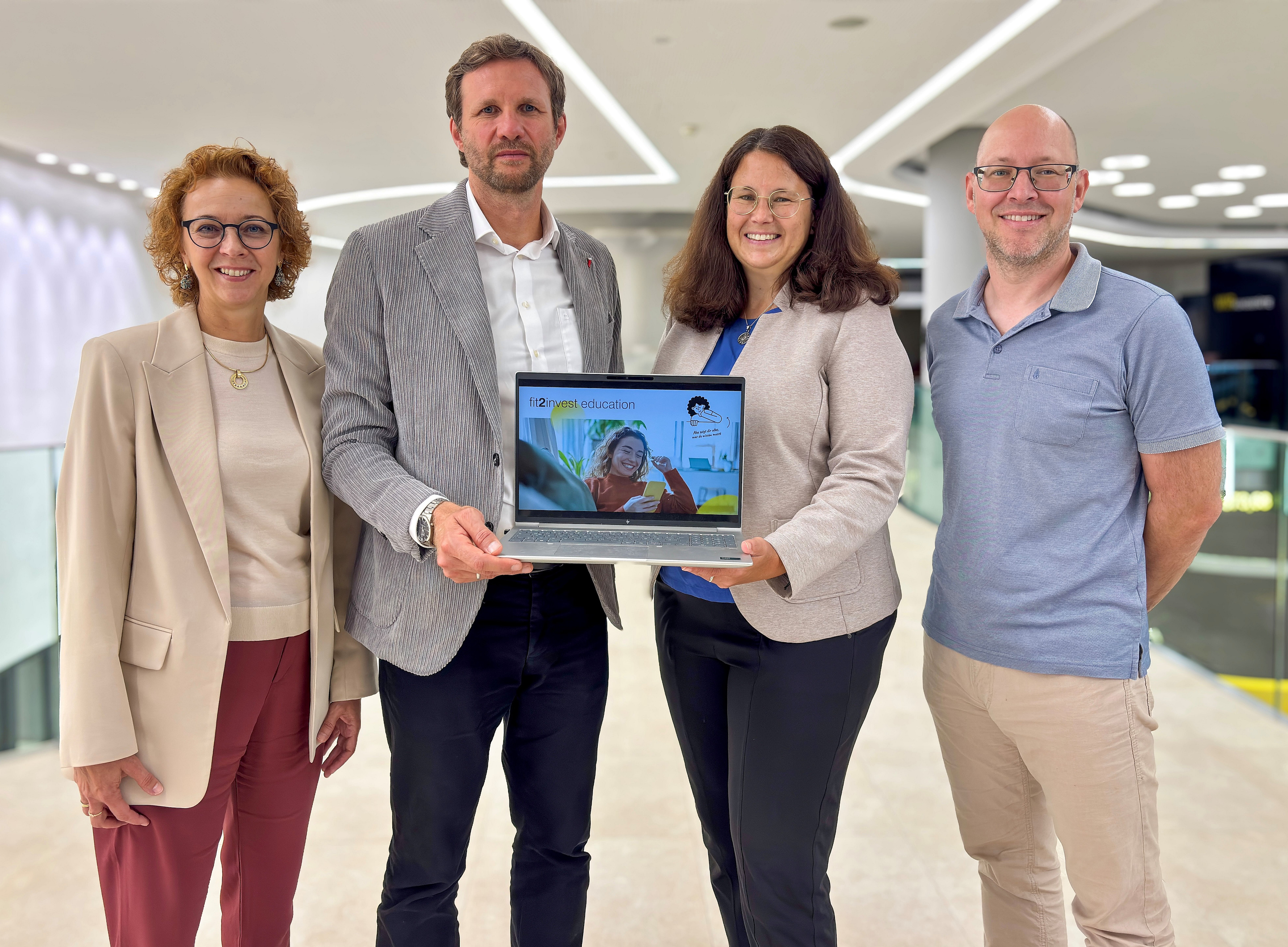 Vier Personen präsentieren eine Software 