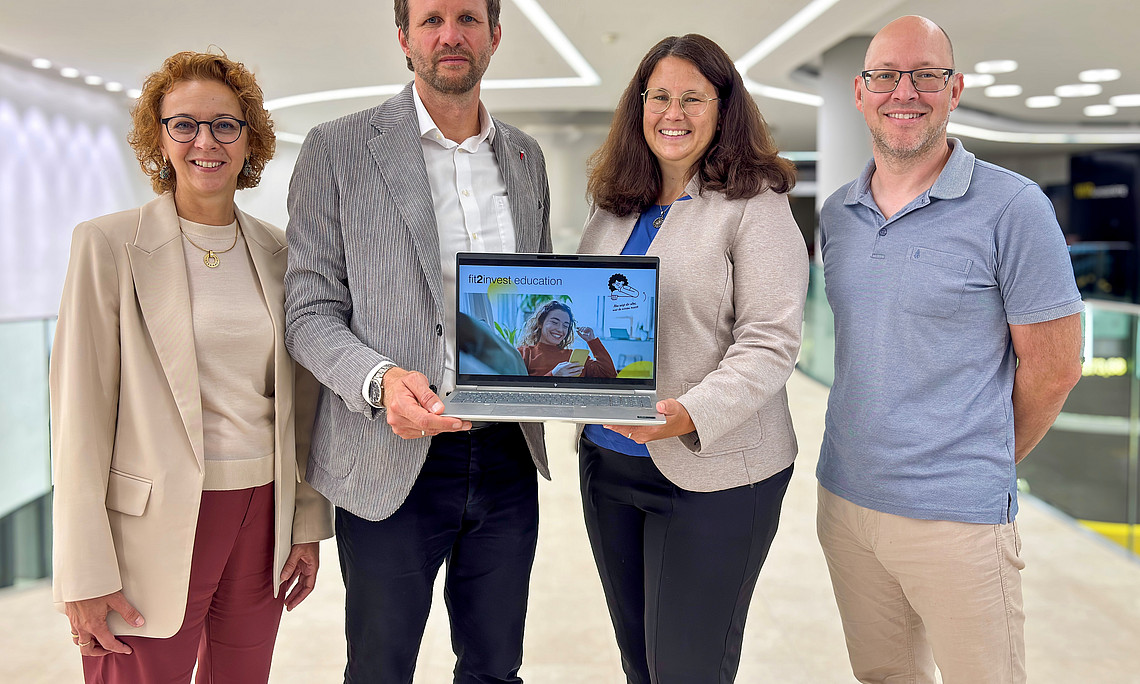 Vier Personen präsentieren eine Software