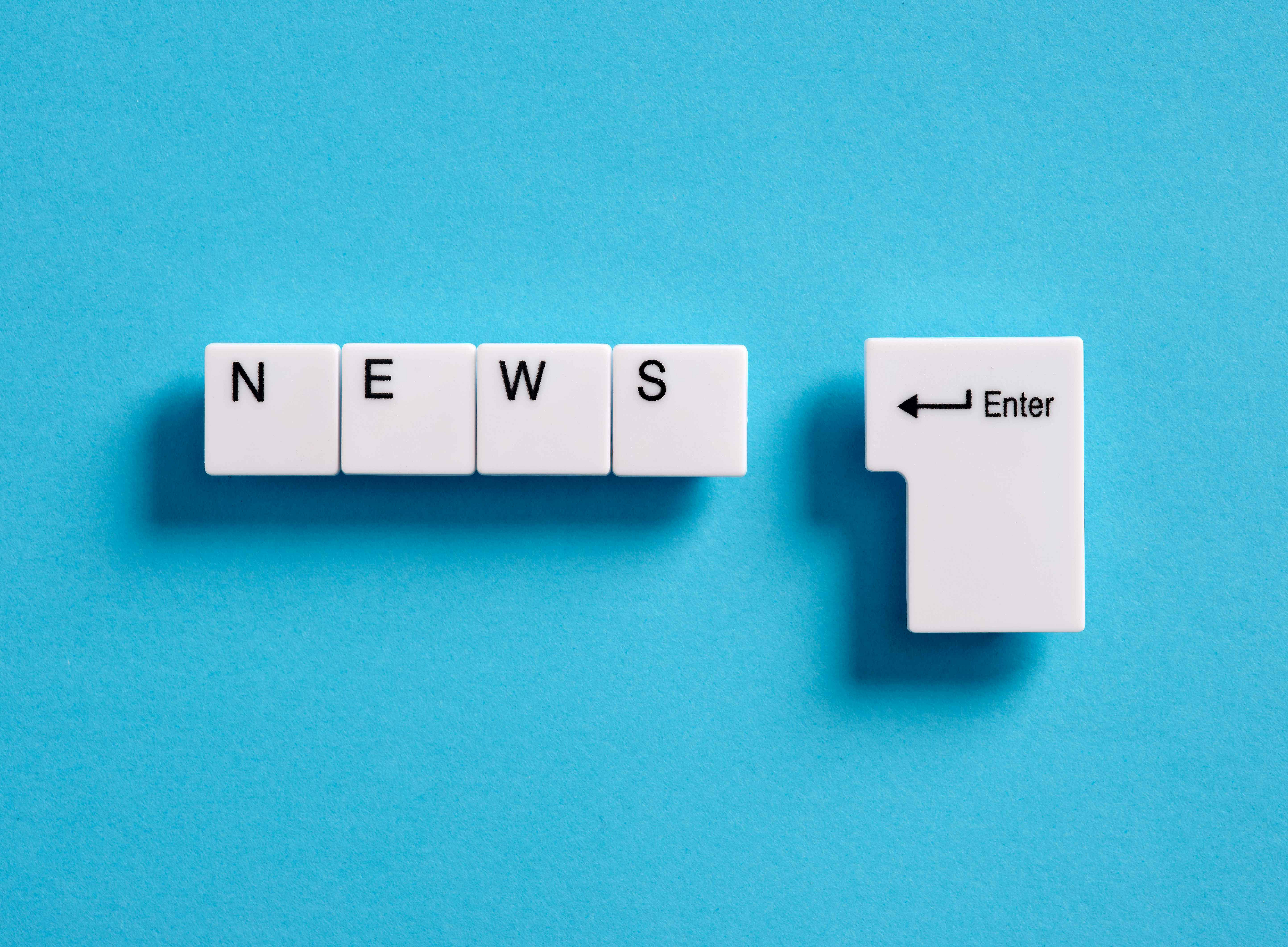Auf blauen Hintergrund das Wort News ©Cagkan - stock.adobe.com 