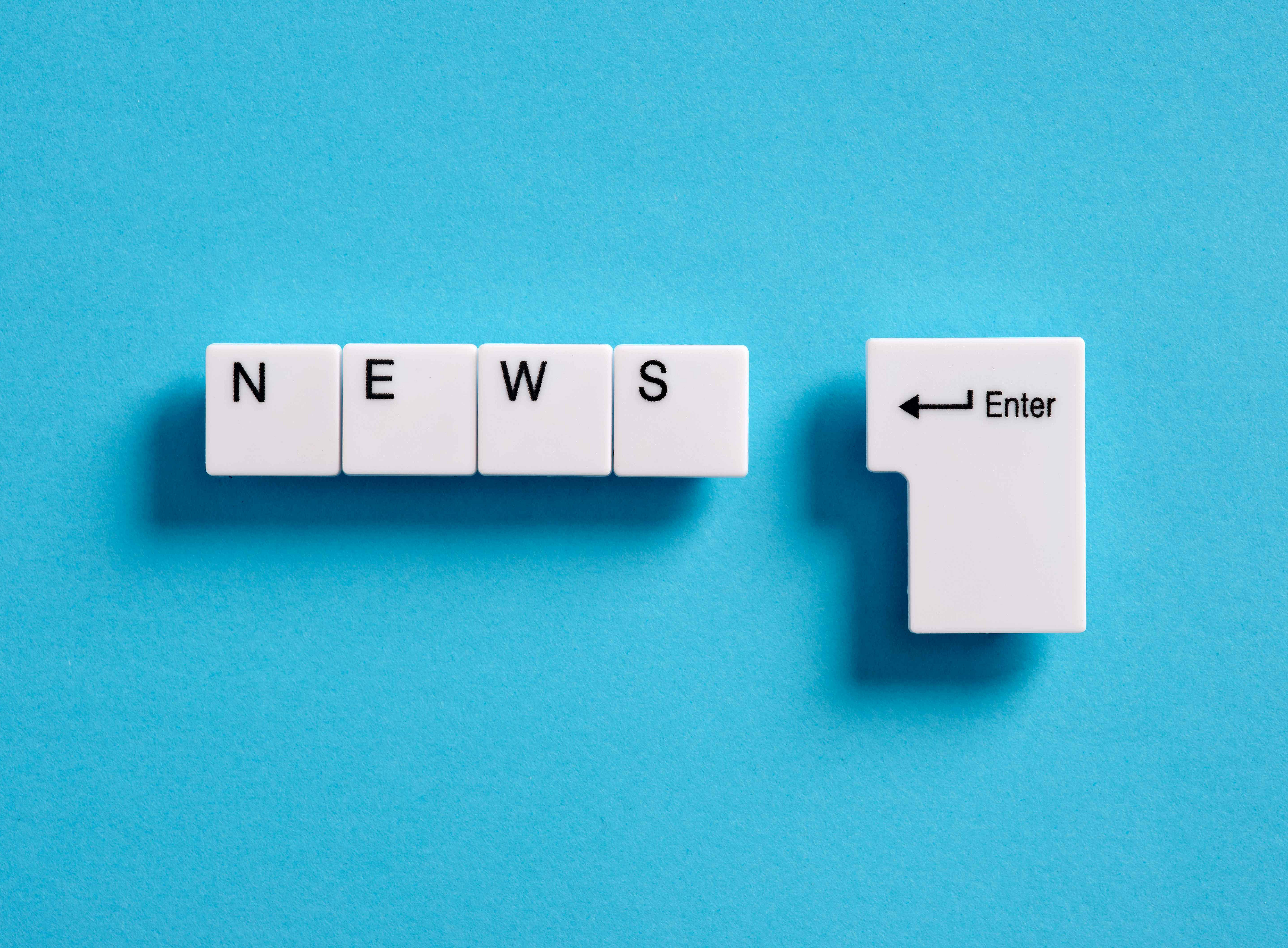 Auf blauen Untergrund liegende Tastaturteile - News ©Cagkan - stock.adobe.com 