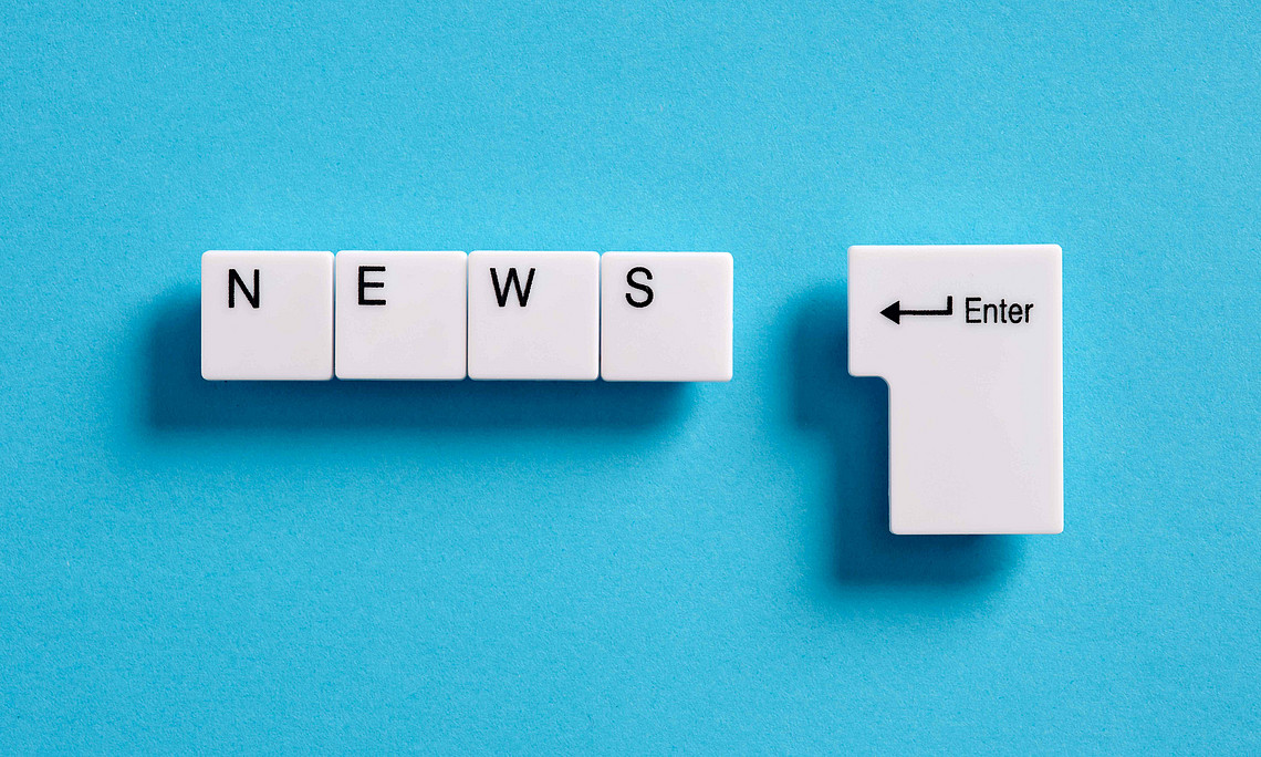 Auf blauen Untergrund liegende Tastaturteile - News