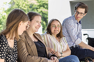 Theologiestudierende auf der Parkbank ©lichtmeister.com