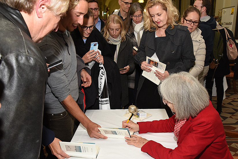 Ansturm der Brunetti-Fans: Donna Leon signierte im Anschluss an die Diskussion geduldig Bücher. 