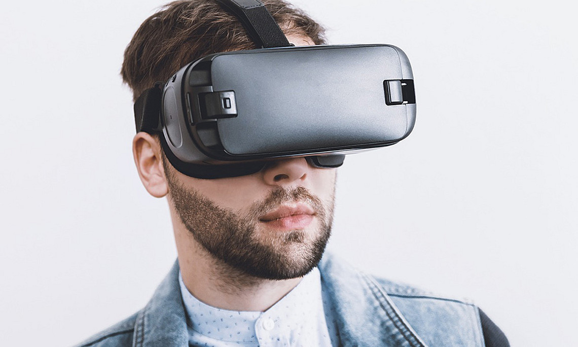 Mit VR-Brille ins Team-Meeting oder in die Schule: So kann man im Cyberspace hautnahes Erleben simulieren. Foto: Pixabay
