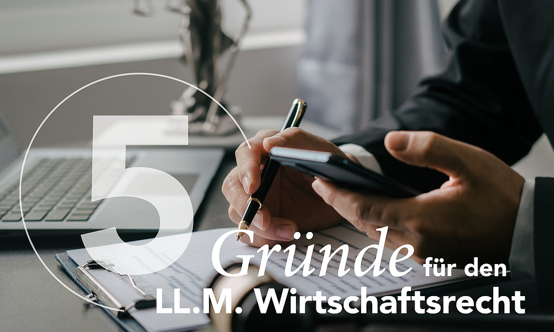 Anwalt sitzt am Schreibtisch vor Laptop und Richterhammer zur Beurteilung von Rechtsstreitigkeiten