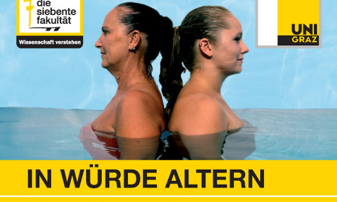 Zwei Frauen Rücken an Rücken im Wasser