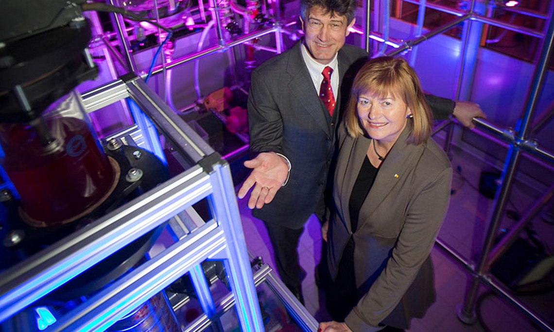 Rektorin Christa Neuper und Rektor Harald Kainz freuen sich über die Top-Infrastruktur im NAWI Graz Central Lab "Biobased Products". Foto: NAWI Graz/Lunghammer