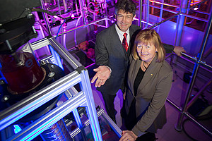 Rektorin Christa Neuper und Rektor Harald Kainz freuen sich über die Top-Infrastruktur im NAWI Graz Central Lab "Biobased Products". Foto: NAWI Graz/Lunghammer