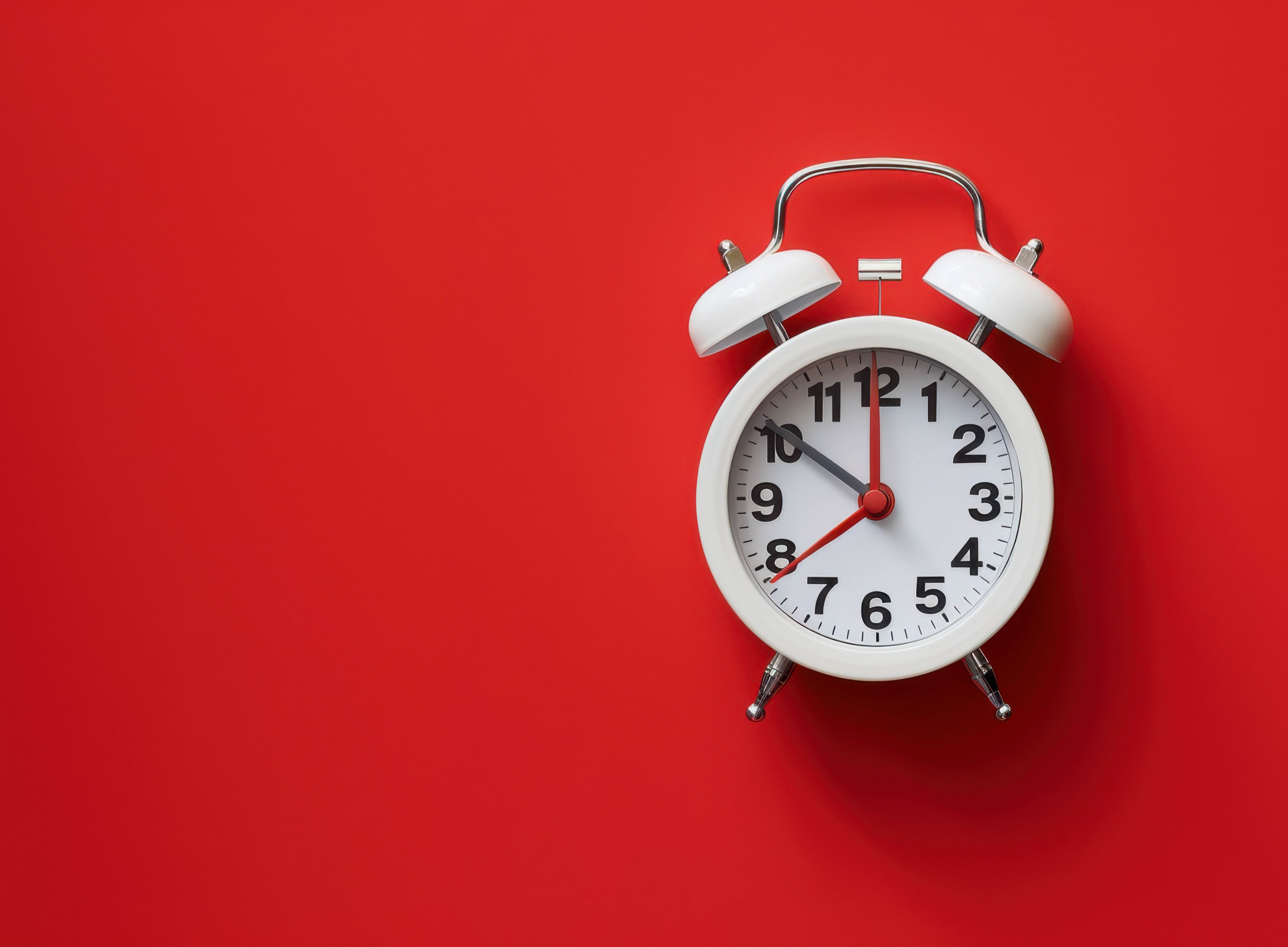 Weißer Wecker auf rotem Grund ©dicraftsman - stock.adobe.com