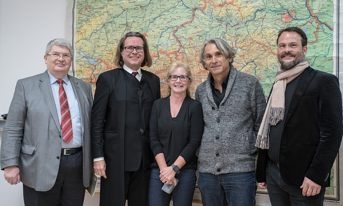Die Festredner (v.l.n.r.): Helmut Wohlschlägl (Präsident der Österreichischen Geographischen Gesellschaft), Rektor Martin Polaschek, Insitutsleiterin Anke Strüver, URBI-Dekan Rudolf Egger, Ulrich Ermann (Vorsitzender des Geographieverbandes Österreich)