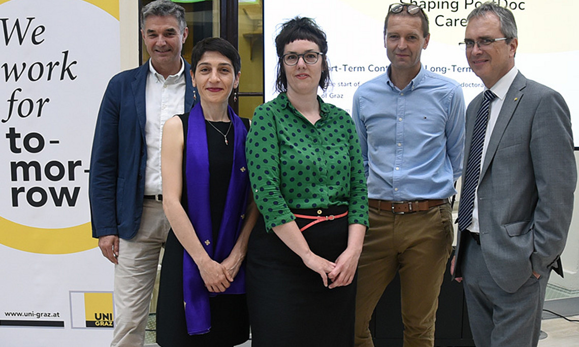 V.l.: Joachim Reidl, Derya Özkaya, Johanna Stadlbauer, Christof Gattringer und Peter Riedler beim Kick-off des Postdoc-Büros. Foto: Uni Graz/Pichler