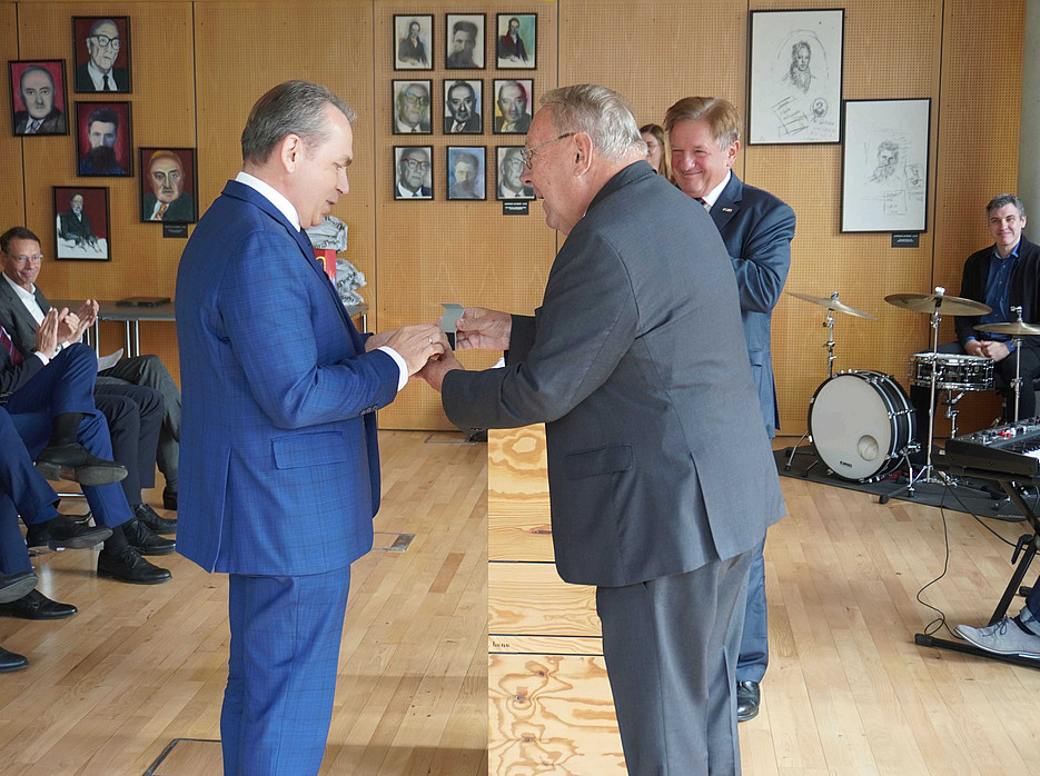 Prof. Dr. Günther Witamwas überreicht Univ. Prof. Mag. Dr. Thomas Foscht den Ehrenring ©Uni Graz/SBESS